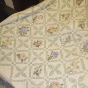 Floral Patchwork Quilt - Cream and Green